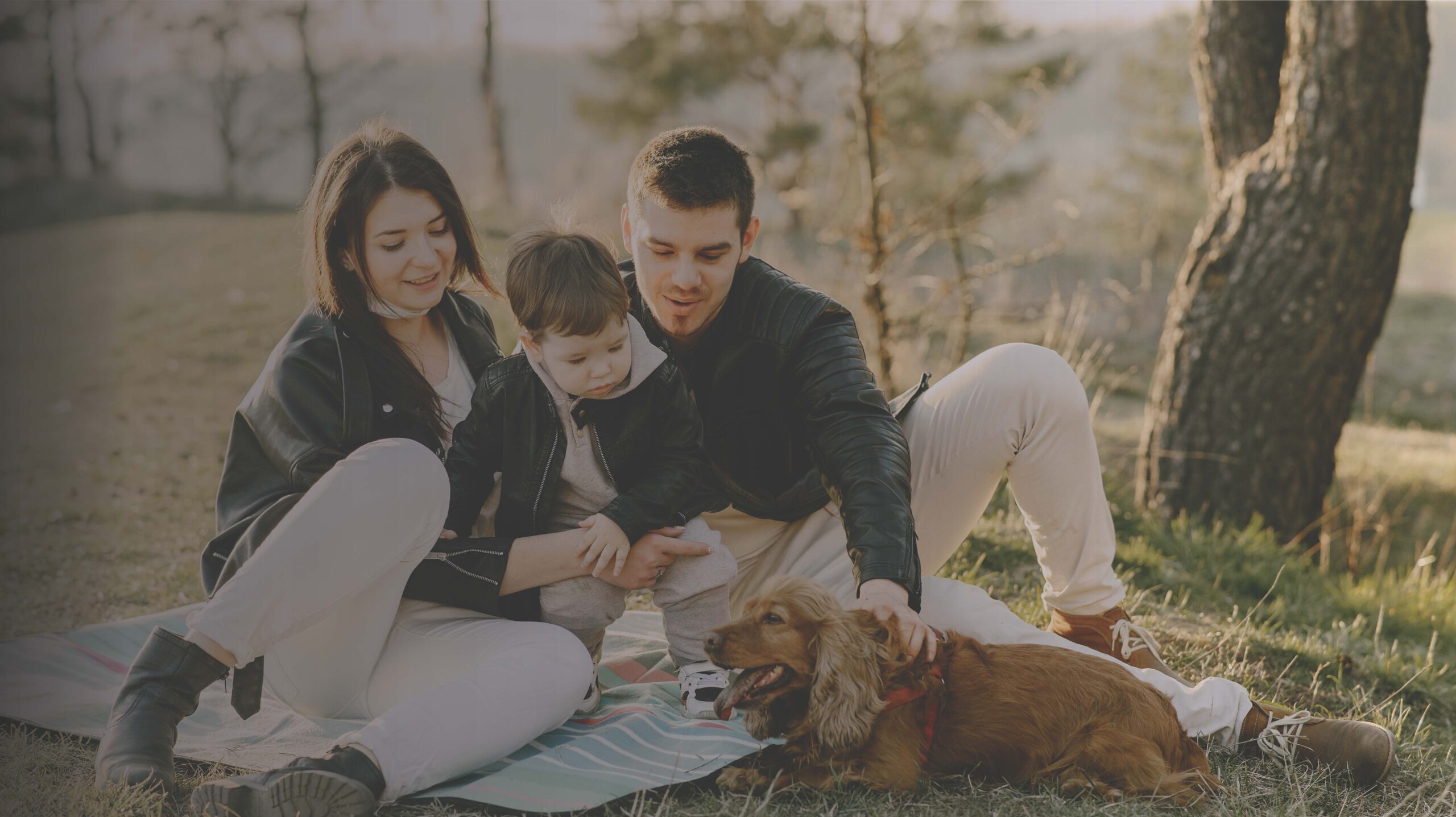 famiglia con cane grigio
