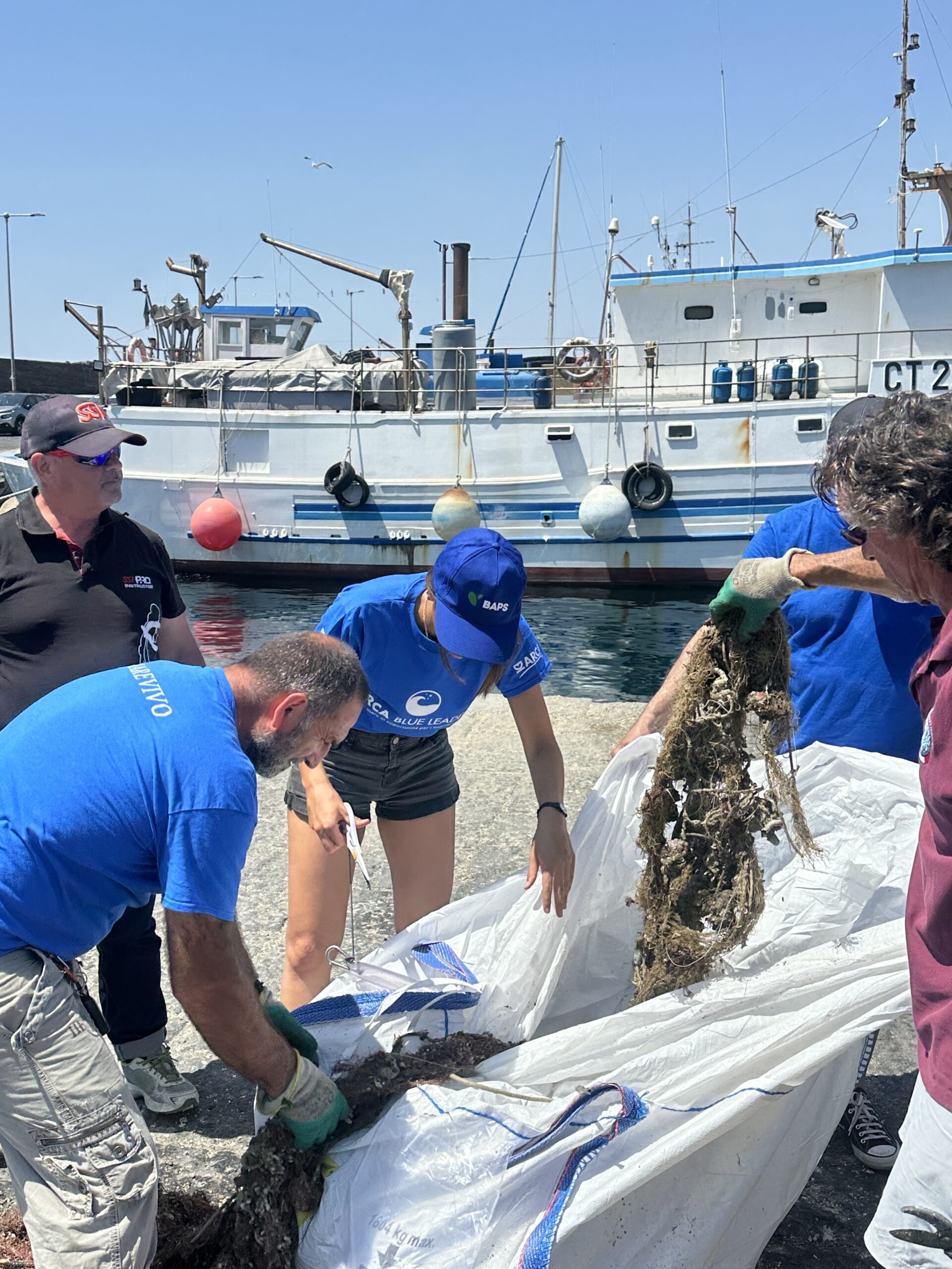 un’operazione di ripristino del fondale nei pressi dell’Area Marina Protetta dell’Isola dei Ciclopi