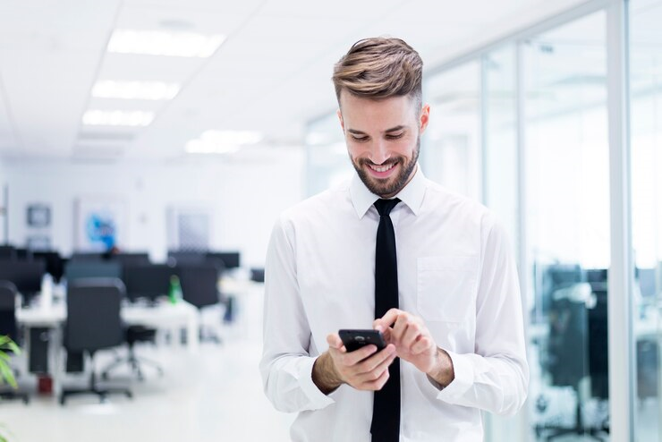 Professionista che usa app azienda+