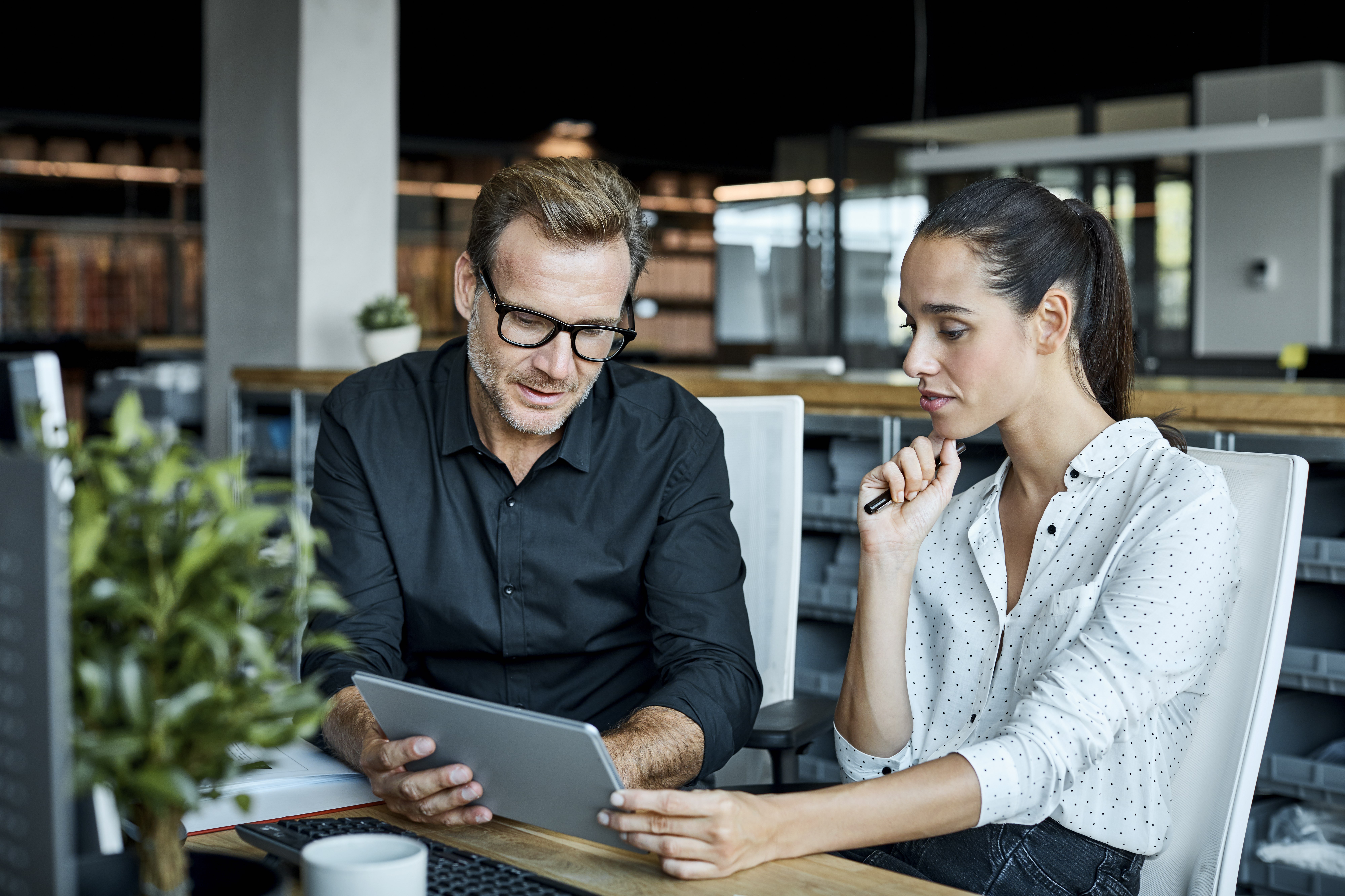 Uomo e donna che lavorano al tablet