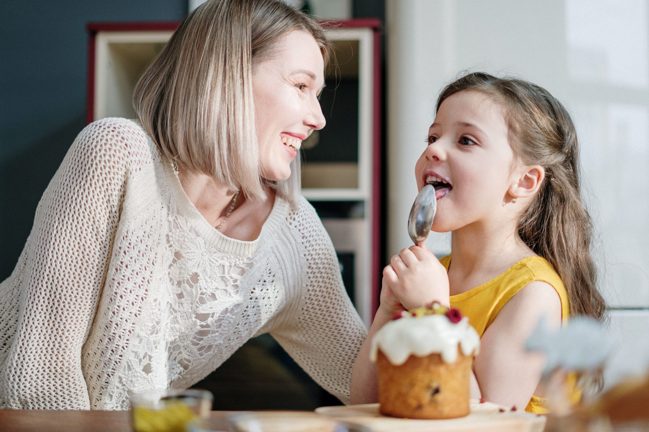 mamma e figlia gelato felici